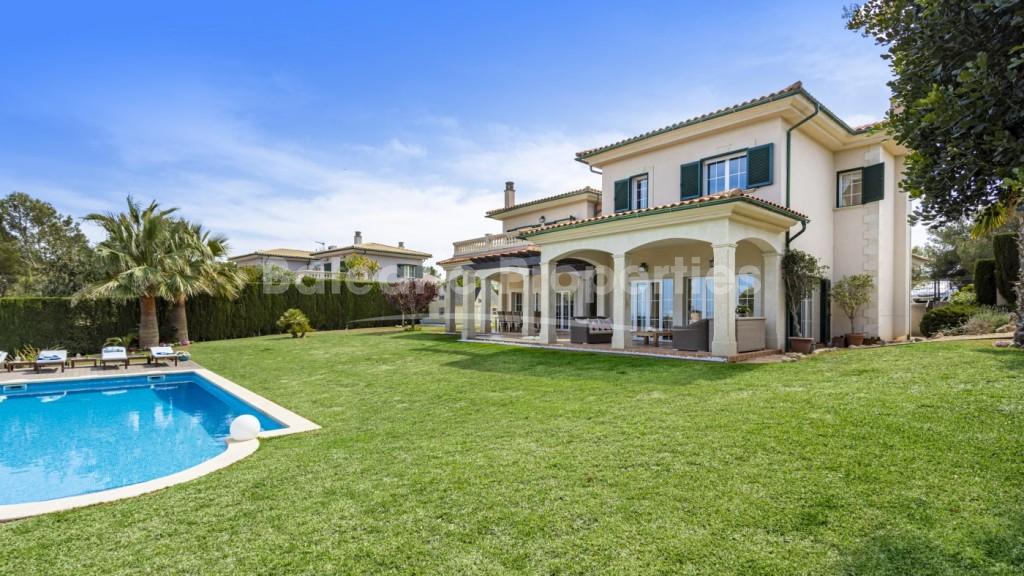 Preciosa villa con gran jardín y vistas al mar en Cala Vinyes, Mallorca 