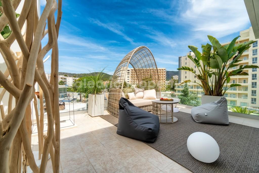 Modern penthouse with partial sea views for sale in Palmanova, Mallorca 