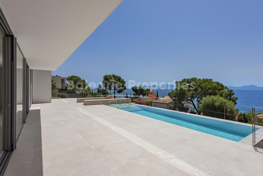 Se vende una moderna y elegante villa con excelentes vistas al mar en Alcanada, Mallorca 