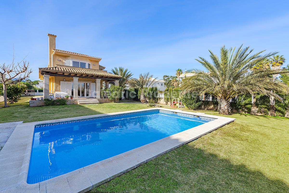 Villa con vistas al mar y piscina a la venta en Puerto Pollensa, Mallorca