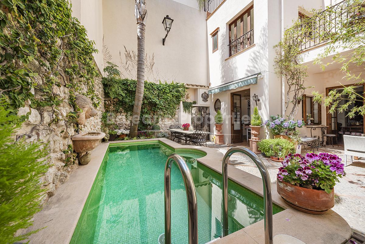 Lujosa casa de pueblo con piscina en venta en el corazón de Pollensa, Mallorca