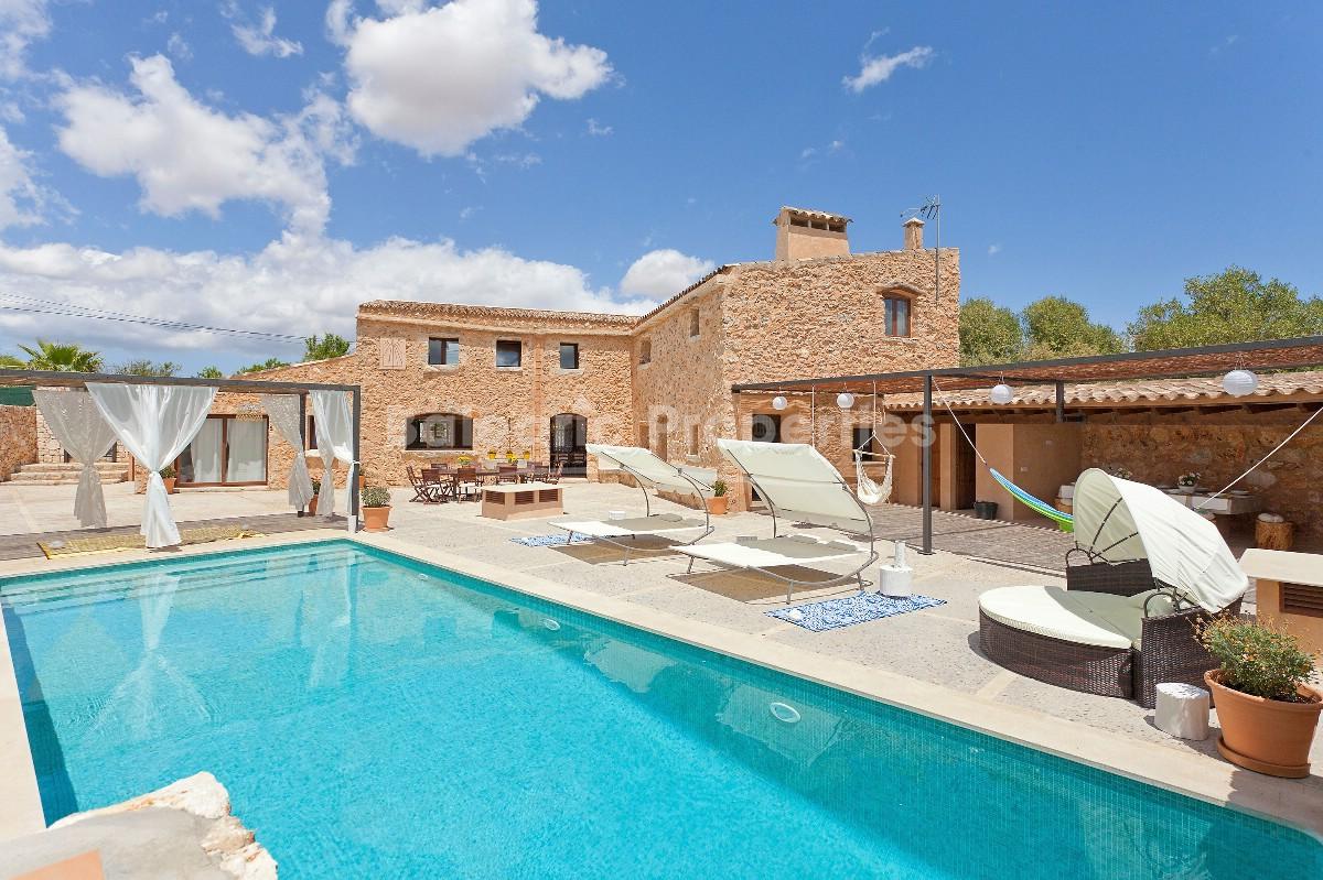 Elegantly renovated country home with pool for sale in Biniali, Mallorca