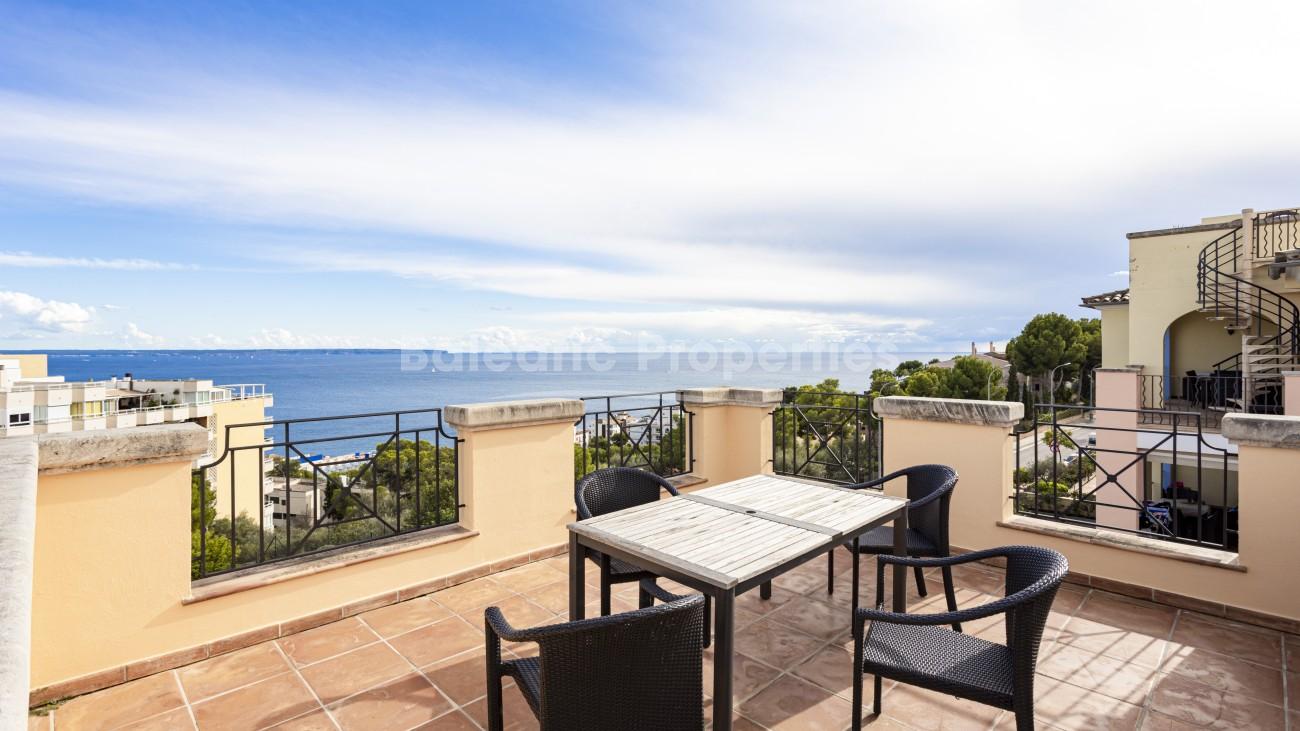 Ático de lujo totalmente amueblado con vistas al mar y 3 piscinas comunitarias en venta en Bendinat, Mallorca