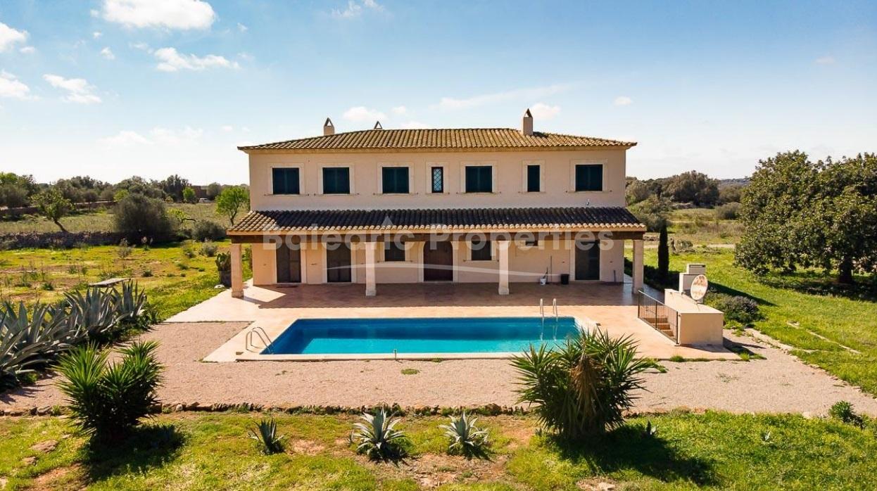 Finca rústica en venta en una gran parcela con piscina privada en Santanyí, Mallorca