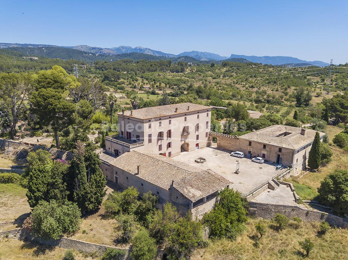 Amplia finca con casa señorial histórica en venta en Establiments, Mallorca