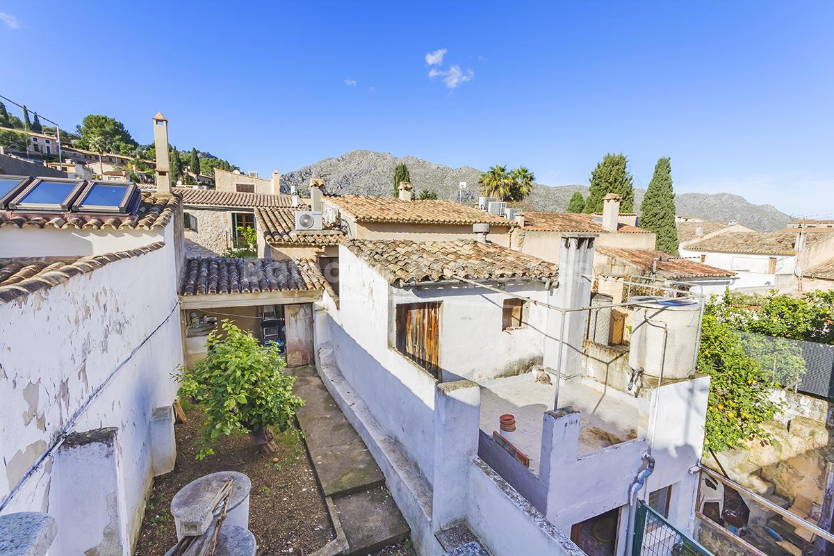 Village house, investment opportunity to renovate for sale in the heart of Pollensa, Mallorca