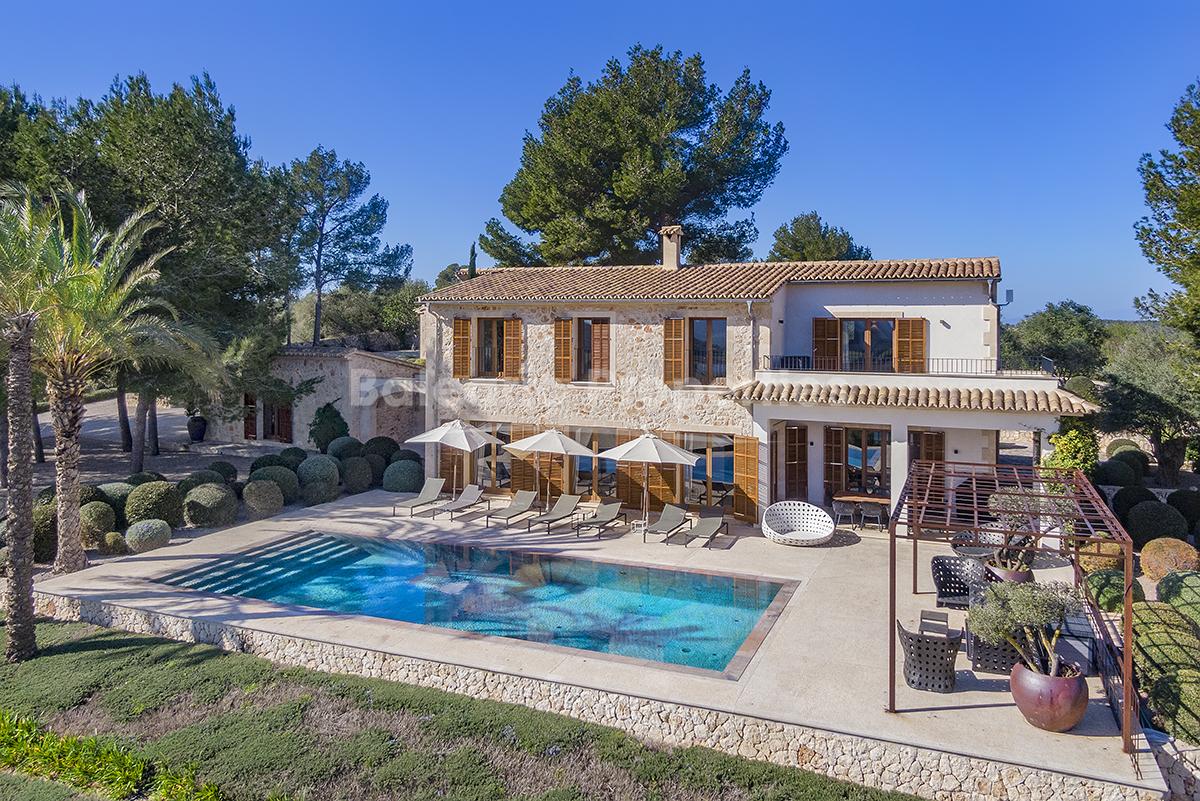 Country oasis with holiday license and tennis court for sale in Porreres, Mallorca