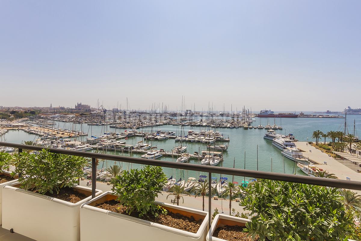Frontline apartment for sale with views of the marina in Palma, Mallorca