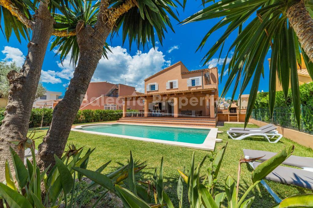 Villa near the sea with holiday rental license for sale in Alcudia, Mallorca