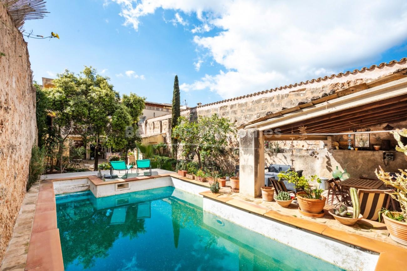 Preciosa casa de pueblo con piscina en venta en el centro de Alaró, Mallorca