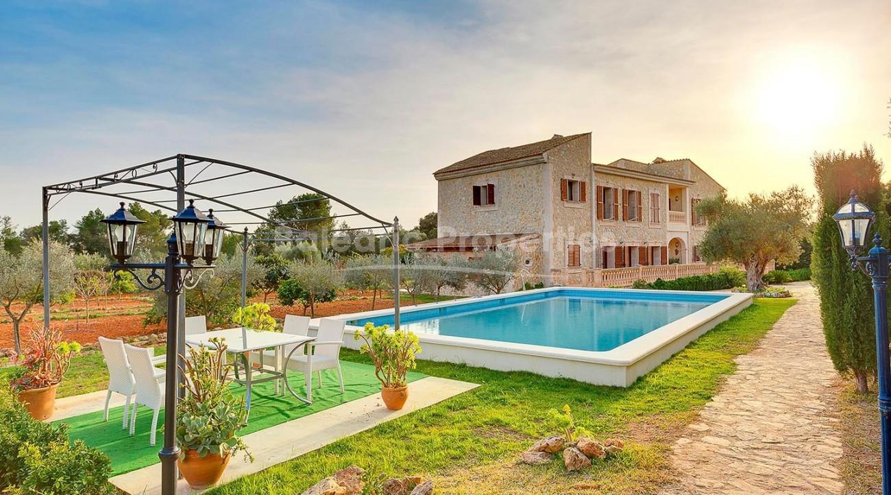 Impressive finca with a guest house and pool for sale in Sencelles, Mallorca